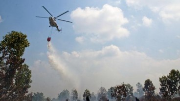 Penanganan Karhutla Riau Dibantu Helikopter Bom Air dari BNPB