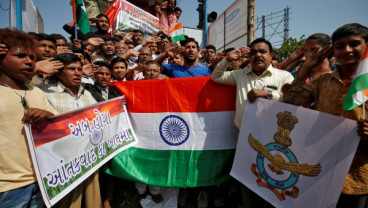 Warga India Rayakan Serangan Udara Atas Pakistan