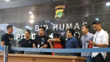 Polisi Serahkan Tersangka Hoaks 7 Kontainer Surat Suara ke Kejati DKI