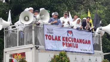 Massa FUI Baca Sumpah Di Depan KPU, Amien Rais dan Eggi Sudjana Ikut Serta