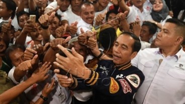 Kunker di Kendari Jokowi Kenakan Jaket Bomber Brand Lokal