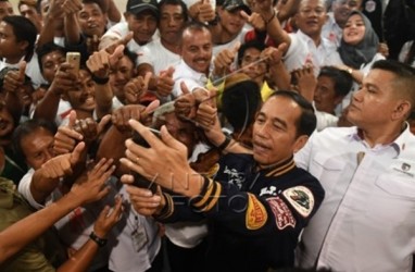 Kunker di Kendari Jokowi Kenakan Jaket Bomber Brand Lokal