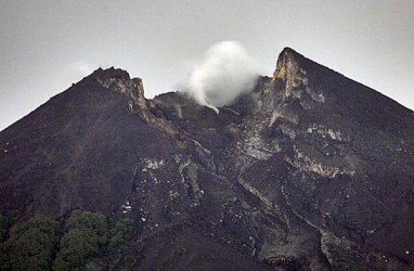 Sleman Diliputi Hujan Abu Tipis Akibat Guguran Gunung Merapi