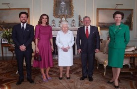 Berfoto dengan Keluarga Kerajaan Yordania, Tangan "Ungu" Ratu Elizabeth Jadi Sorotan