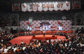 Jokowi & Pramono Anung Lesehan Dengarkan Pidato Ketum Pemuda Pancasila