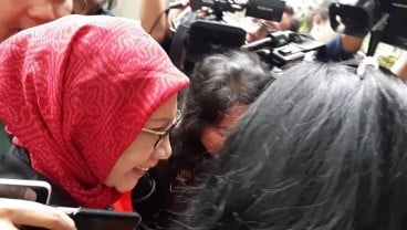 Disidang, Ratna Sarumpaet Sumringah dan Salam 2 Jari