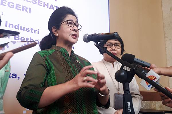 Menteri Kesehatan Nila Moeloek memberikan keterangan kepada wartawan pada pembukaan workshop Peningkatan Kemanfaatan Alat Kesehatan Dalam Negeri di Jakarta, Senin (19/3/2018)./JIBI-Annisa Sulistyo Rini