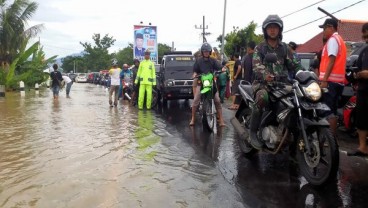 Jalan Utama Madiun-Surabaya Macet Total karena Terendam Banjir