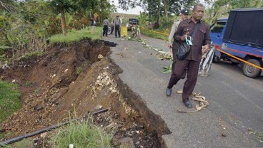 Jalan Ruteng-Reo Manggarai Putus Diterjang Longsor