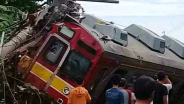 KRL Jakarta Bogor Anjlok & Menabrak Tiang Listrik