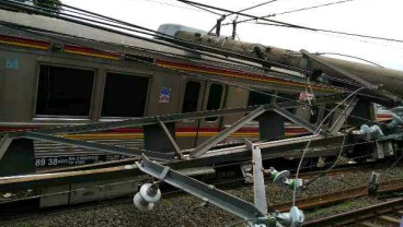 KRL Jakarta-Bogor Anjlok, Dugaan Sementara Karena Tertimpa Tiang Listrik Aliran Atas