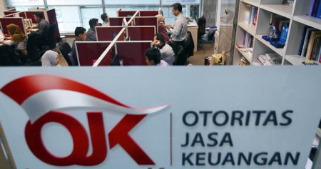 Karyawan Otoritas Jasa Keuangan (OJK) beraktivitas di ruang layanan Konsumen, Kantor OJK, Jakarta, Senin (23/10)./ANTARA-Akbar Nugroho Gumay