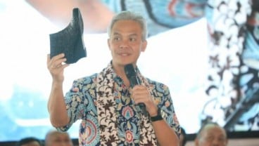 Pejabat Jateng Terpesona Kerajinan Sepatu Plastik