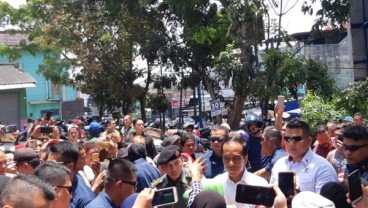 Blusukan ke Pasar Pagi Pangkalpinang, Jokowi Beli Terasi