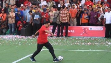 Resmikan Pembangunan Jakarta International Stadium, Anies Main Bola