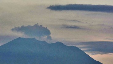 Gunung Agung Erupsi, Kolom Abu 1.000 Meter Arah Barat