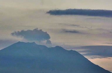 Gunung Agung Erupsi, Kolom Abu 1.000 Meter Arah Barat