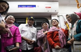 Iriana Jokowi dan Mufidah Kalla Berdesakan Uji Coba MRT