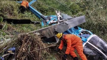 Bangkai Helikopter yang Jatuh di Tasikmalaya Jadii Tontonan Warga