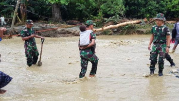 Banjir Bandang, TNI Bantu Warga Jayapura Seberangi Kali Ular