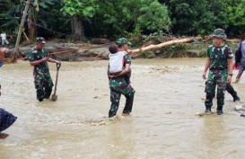 Banjir Bandang, TNI Bantu Warga Jayapura Seberangi Kali Ular