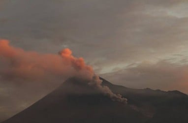 Awas, Lava Pijar Berguguran dari Gunung Merapi ke Arah Kali Gendol