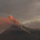 Awas, Lava Pijar Berguguran dari Gunung Merapi ke Arah Kali Gendol