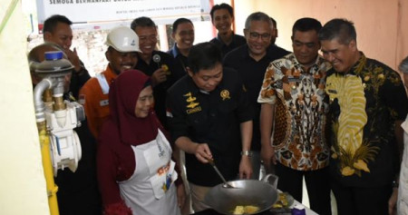 Menteri ESDM Ignasius Jonan didampingi Dirjen Migas Djoko Siswanto, Walikota Cirebon Nashrudn Azis serta Dirut PT PGN  Gigih Prakoso, meresmikan beroperasinya jargas di Kota Cirebon, Provinsi Jawa Barat, Kamis (21/3/2019).