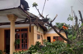 Puluhan Rumah Rusak Diterjang Angin Kencang di Probolinggo