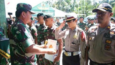 Prajurit TNI-Polri Bantu Korban Banjir Jayapura, Panglima Beri Apresiasi