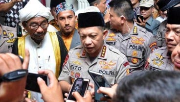 Kapolri Tito Larang Polisi Foto Acungkan Jari Telunjuk dan Jempol