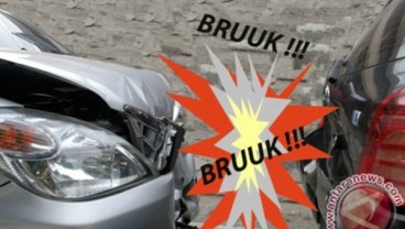 Truk Semen Bosowa Tabrak 4 Mobil, Gagal Manuver di U-turn