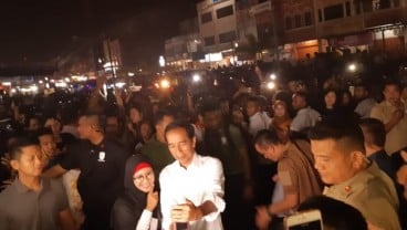 Nikmati Malam di Dumai, Jokowi Ngopi di Kedai