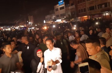 Nikmati Malam di Dumai, Jokowi Ngopi di Kedai