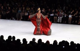 Triawan Munaf Singgung 'Cebong' & 'Kampret' di Panggung Indonesia Fashion Week