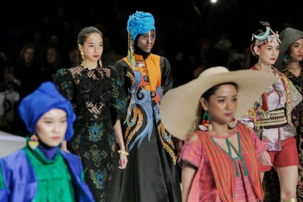 Model memperagakan busana karya anggota Asosiasi Perancang dan Pengusaha Mode Indonesia (APPMI) dalam pembukaan Indonesia Fashion Week 2019, di Jakarta, Rabu (27/3/2019)./Bisnis-Felix Jody Kinarwan