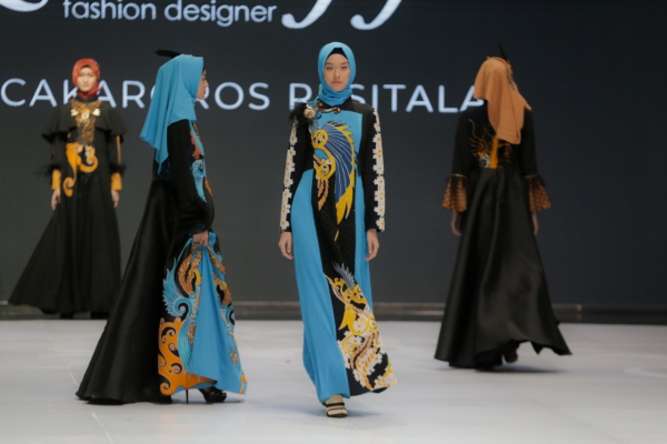 Model mengenakan busana rancangan Lia Afif dalam pagelaran Indonesia Fashion Week 2019 di Jakarta Convention Center (JCC), Jakarta, Kamis (28/3/2019)/Bisnis-Felix Jody Kinarwan