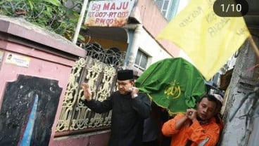 Gubernur Anies Baswedan Gotong Keranda Jenazah Penyapu Jalan Korban Tabrak Lari