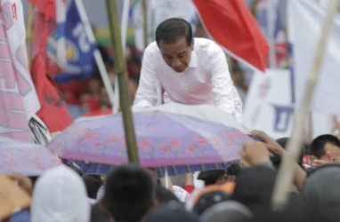 Tiba di Sorong, Jokowi Turun dari Mobil untuk Menyalami Warga