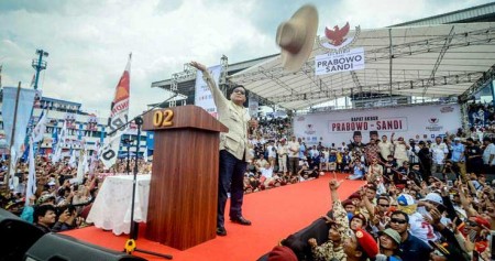 Capres nomor urut 02 Prabowo Subianto melemparkan topi kepada pendukungnya saat menghadiri kampanye akbar di Stadion Sidolig, Bandung, Jawa Barat, Kamis (28/3/2019)./ANTARA-Raisan Al Farisi