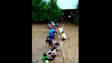 Video Murid SD 224 Bandung Dievakuasi karena Sekolahnya Terendam Banjir