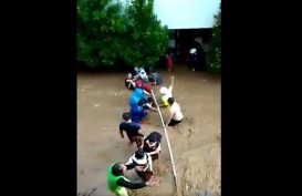 Video Murid SD 224 Bandung Dievakuasi karena Sekolahnya Terendam Banjir