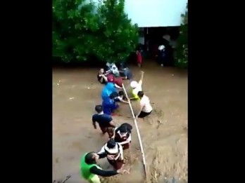 Video Murid SD 224 Bandung Dievakuasi karena Sekolahnya Terendam Banjir