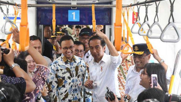 Anies Antar Anggota DPRD DKI Naik MRT