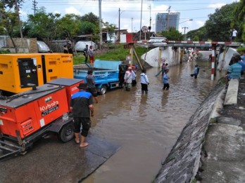 Viaduk Gilingan Di Surakarta Terendam Banjir