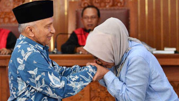 Momen Ratna Sarumpaet Salam dan Minta Maaf pada Amien Rais di Pengadilan