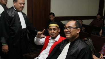 Terdakwa Hoaks 7 Kontainer Surat Suara Acungkan Dua Jari