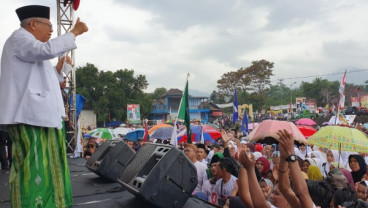 Ma'ruf Amin Terharu Pendukungnya Diguyur Hujan, Becek Tidak Pulang