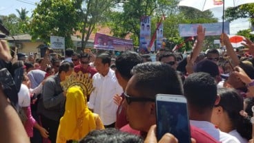 Jokowi Berjalan Kaki Menuju Lokasi Kampanye di Kabupaten Asahan