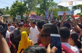 Jokowi Berjalan Kaki Menuju Lokasi Kampanye di Kabupaten Asahan